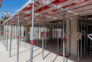 Deckenschalung AL2000 von Ringer GmbH im Einsatz auf einer Baustelle in Wiener Neustadt