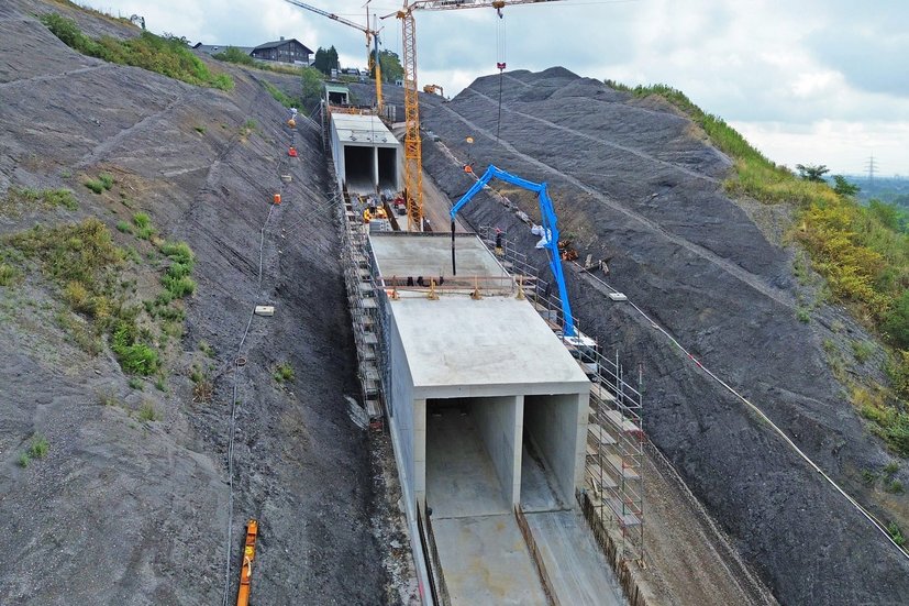 Betonierarbeiten bei Skihalle in Bottrop