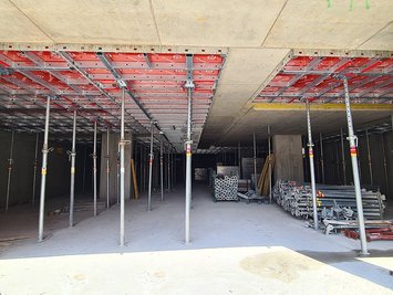 Deckentisch DEKplus in Kombination mit der Moduldeckenschalung AluDEK von Ringer GmbH im Einsatz