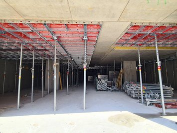 Deckentisch DEKplus in Kombination mit der Moduldeckenschalung AluDEK von Ringer GmbH im Einsatz