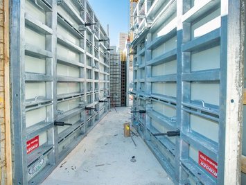 Einseitig bedienbare Schalung