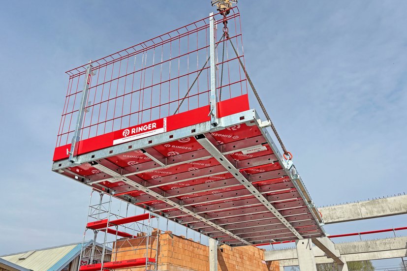 DEKplus Deckentisch per Kran verhoben