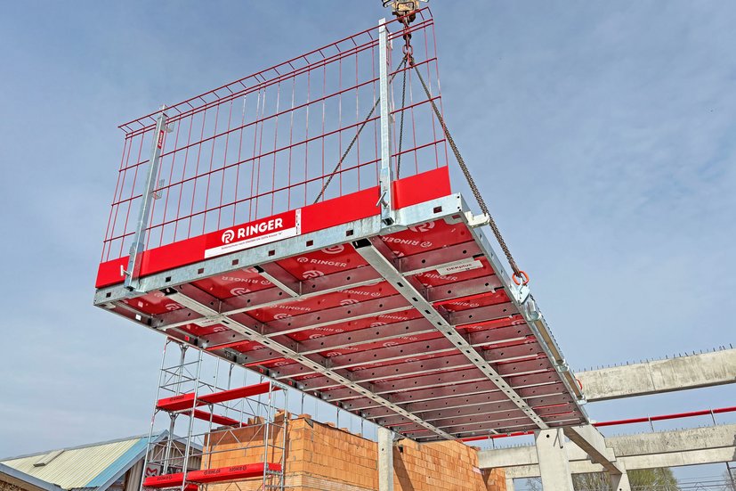 DEKplus Deckentisch per Kran verhoben