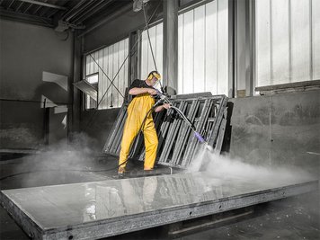 Mitarbeiter von Ringer GmbH bei der präzisen Hochdruckreinigung von Schalungen