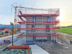 Stirnseite des eingerüsteten Wohnbaus