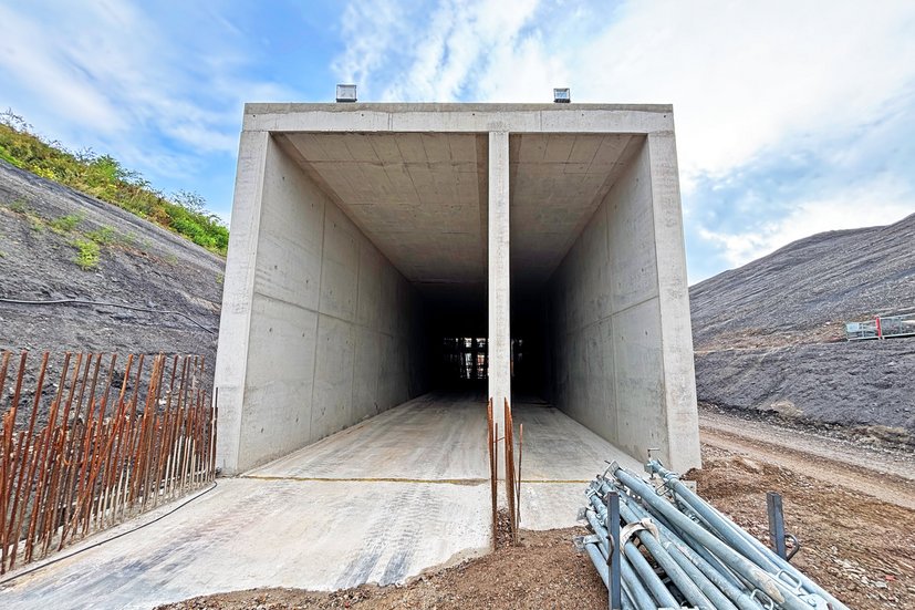 Zwei Tunnel - Ski und Schlitten