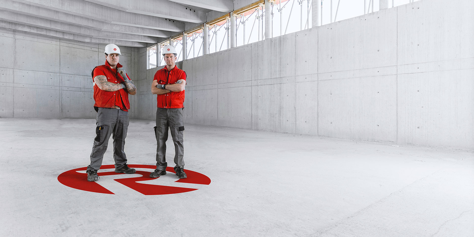 Ringer Mitarbeiter in einer Halle