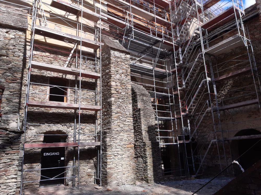 komplettsanierung burg mit ringer gerüste und schalungen 